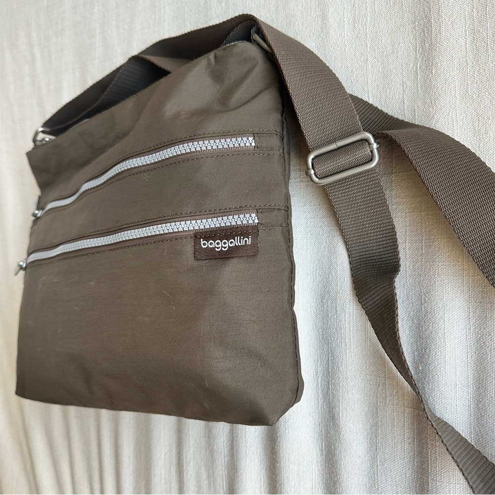 Baggallini Brown Messenger Bag with Adjustable Strap and Minimalist Design
